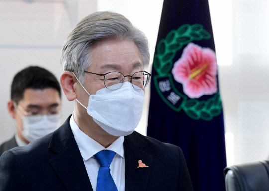 더불어민주당 이재명 대선후보가 1일 서울 여의도 광복회관에서 김원웅 광복회장 등을 예방하며 인사말을 하고 있다.   [국회사진기자단]